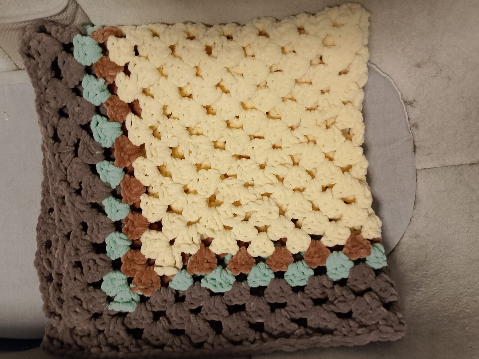 Couverture au crochet tricolore